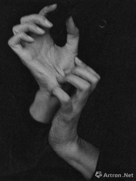 Alfred Stieglitz 《Georgia O’Keeffe （Hands） 》（1919），2006年2月在紐約蘇富比拍賣會拍得147萬美元。