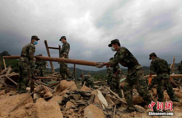 福建武警官兵積極投入駐地災(zāi)后重建