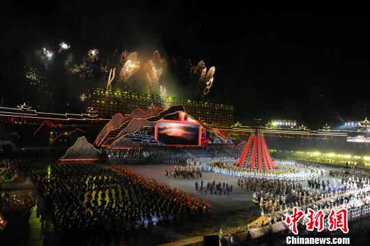 黔東南苗族侗族自治州建州60周年慶祝大會(huì)暨2016首屆“中國(guó)民族文化旅游·黔東南峰會(huì)”文藝演出活動(dòng)23日晚舉行?！≠R俊怡 攝