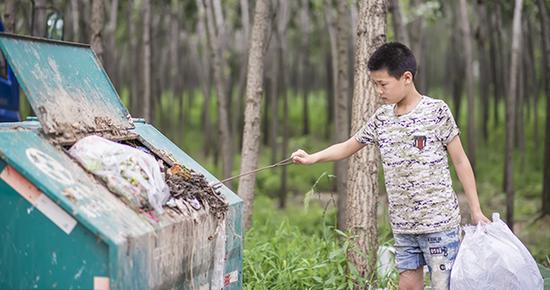 河南12歲男孩為救繼母高溫下拾荒:她是我娘