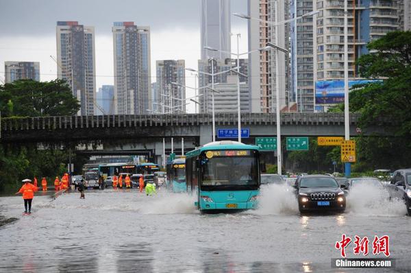 臺(tái)風(fēng)“妮妲”來襲 深圳部分路段積水交通受阻