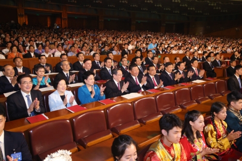 8月18日晚，第五屆全國少數(shù)民族文藝會演開幕式文藝晚會在北京人民大會堂隆重舉行，習(xí)近平、李克強(qiáng)、俞正聲、劉云山等黨和國家領(lǐng)導(dǎo)人出席觀看。姚大偉