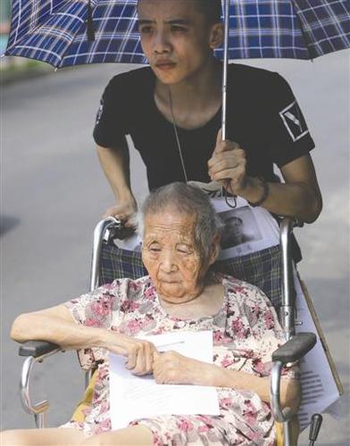 殘疾孫子推著九旬奶奶尋找走失四天的腦萎縮父親