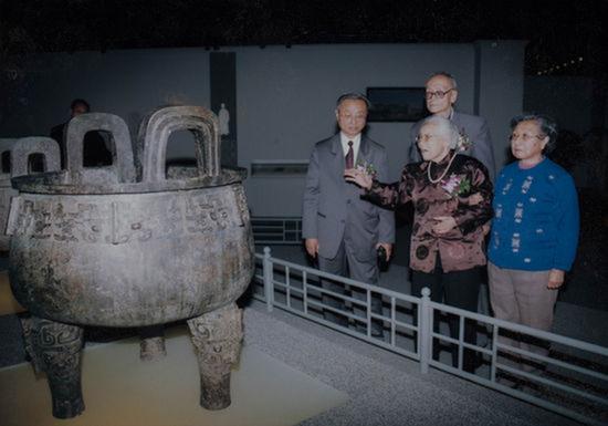 2004年，上海博物館舉辦了“潘達于捐贈大盂鼎、大克鼎回顧特展”，潘達于（中）出席