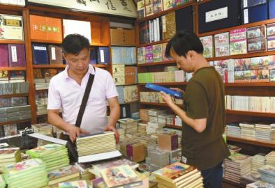 連友”在老劉的店里買書、看書，樂此不疲。