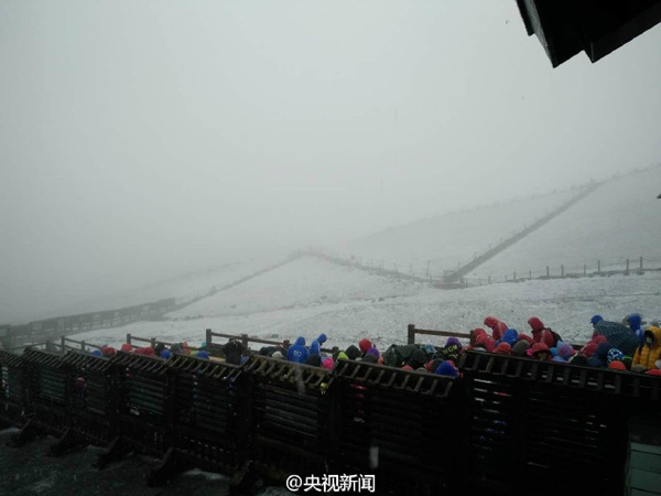 長(zhǎng)白山下起今年入秋以來第一場(chǎng)雪，目前景區(qū)主峰臨時(shí)關(guān)閉