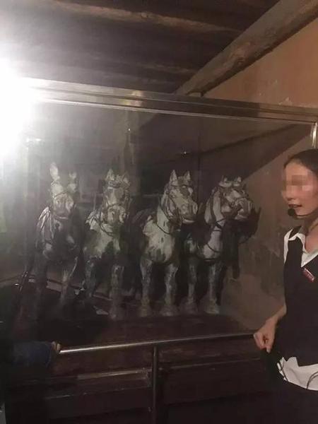 世界八大奇跡館展品：兵馬俑銅車馬（旁邊這位工作人員是真人?。? longdesc=