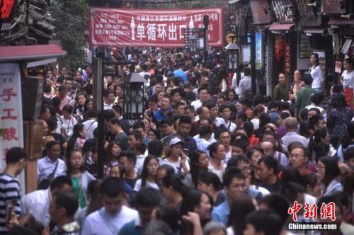 資料圖：10月7日，國慶長假最后一天，重慶磁器口古鎮(zhèn)游客依然“爆棚”。 陳超 攝