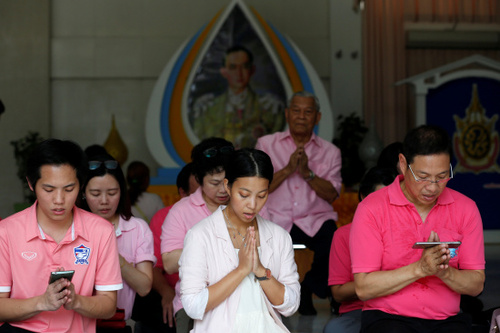 泰民眾紛紛穿粉紅衣服出門(mén)冀為泰國(guó)王帶來(lái)好運(yùn)