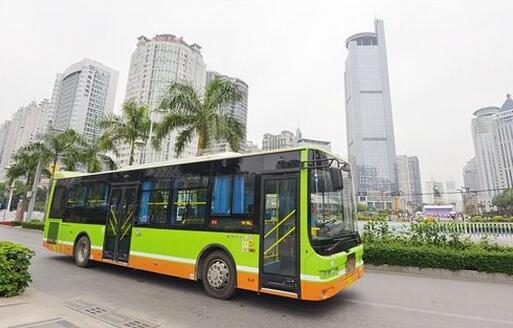 乘客甩出未關(guān)車門公交車