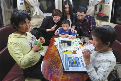 浙江張老板開來了一輛奔馳房車，范小勤和張老板的家人玩鬧。