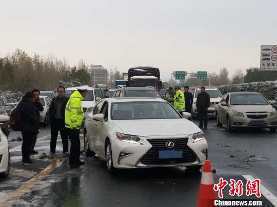 圖為高速交警對車輛進行疏導?！∥靼步痪咚俅箨牴﹫D 攝