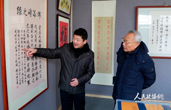 圖為中青年書法家蘇城和全國(guó)政協(xié)委員趙學(xué)敏在展覽現(xiàn)場(chǎng)觀看作品。_副本