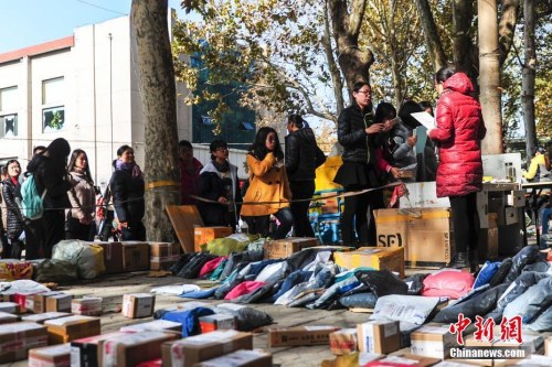 資料圖：2016年11月11日，濟(jì)南一高校物流配送站里快件擺滿地，女大學(xué)生們排長(zhǎng)隊(duì)領(lǐng)取網(wǎng)購(gòu)商品。<a target='_blank' href='http://www.chinanews.com/' _fcksavedurl='http://www.chinanews.com/'></table>中新社</a>記者 張勇 攝