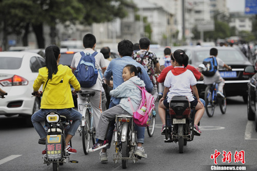 資料圖：2016年9月1日，北京中小學(xué)開(kāi)學(xué)首日遇上早高峰，造成學(xué)校周邊道路擁堵。