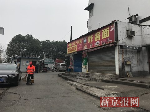 案發(fā)地點位于武昌火車站東廣場附近的城中村，地上的血跡被清理干凈了。 新京報記者 曹曉波攝