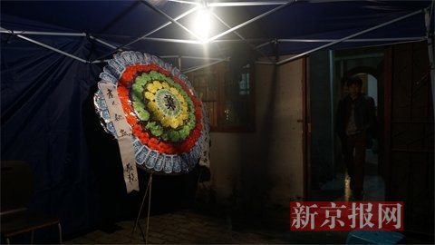 家屬在出租屋搭設靈堂，放置花圈。新京報記者 曹曉波攝