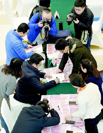 3月1日，來(lái)自河南的全國(guó)政協(xié)委員抵達(dá)北京，出席全國(guó)政協(xié)十二屆五次會(huì)議。