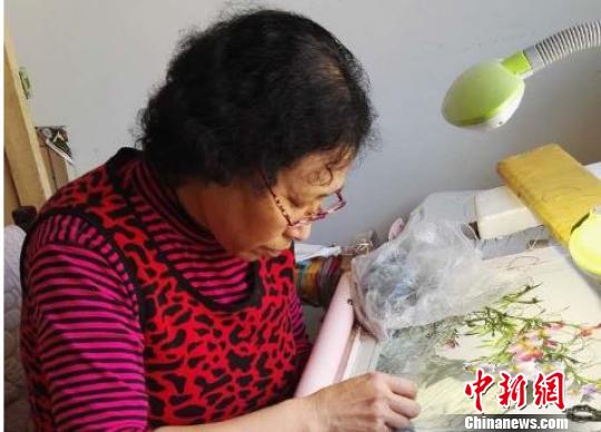 織女李海珍精研刺繡50年百種針法繡出七彩人生