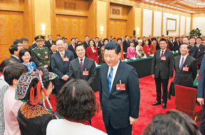 3月8日，中共中央總書記、國家主席、中央軍委主席習近平參加十二屆全國人大五次會議四川代表團的審議。在“三八”國際勞動婦女節(jié)到來之際，習近平代表黨中央、國務院，向參加全國兩會的女代表、女委員、女工作人員，向全國各族各界婦女同胞，致以節(jié)日的祝賀和誠摯的祝福。這是習近平同女代表親切交談。新華社記者 李學仁攝