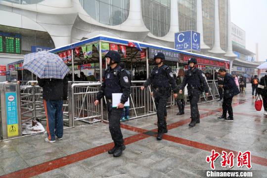 甘肅多地春日迎大雪鐵路部門多措保暢應(yīng)對激增客流