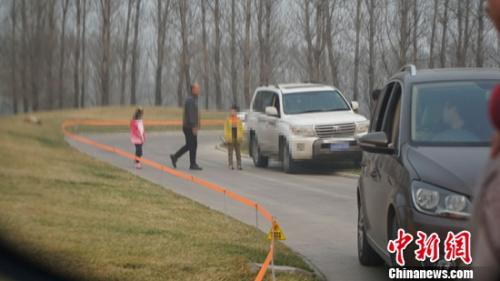 人民日?qǐng)?bào)評(píng)游客虎區(qū)下車(chē)：總有人把記性放別人腦袋里