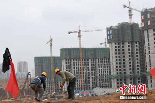 資料圖：建筑工人在工地上工作中。<a target='_blank' href='http://www.chinanews.com/'>中新社</a>記者 武俊杰 攝