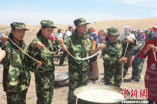 資料圖：野外拉練，學(xué)生自己做飯?！＄娦?攝