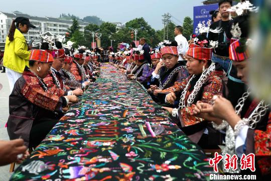 貴州千名繡娘織畫卷苗繡文化顯魅力（圖）