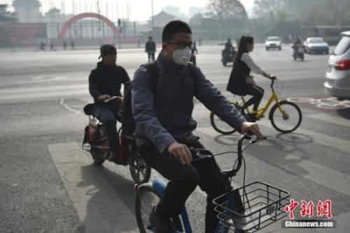 北京迎來(lái)沙塵天氣市區(qū)能見(jiàn)度降低，市民佩戴口罩出行。 <a target='_blank' href='http://www.chinanews.com/' >中新網(wǎng)</a>記者 金碩 攝