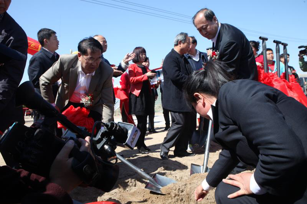 三、前來長嶺縣參加萬頃牡丹種植啟動儀式的中央中直機關書記王錦銘（中）等領導人親手栽種下牡丹苗。　梓涵　攝影