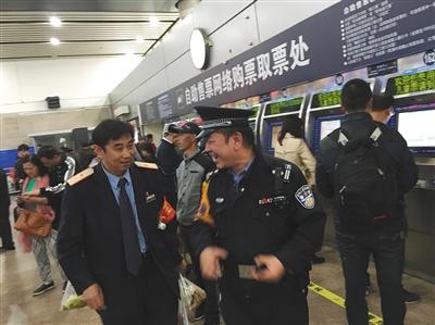 　北京西站北廣場，執(zhí)勤民警和站內(nèi)工作人員在巡視。