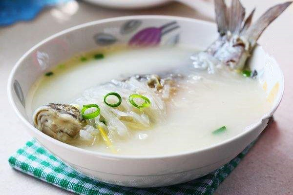 蘿卜絲滾鯽魚(yú)湯