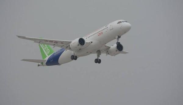 C919機(jī)長(zhǎng)揭秘首飛：飛行過(guò)程中全程背著救生衣