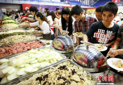 資料圖：多位市民正在排隊(duì)選擇麻辣燙菜品。<a target='_blank' href='http://www.chinanews.com/'>中新社</a>發(fā) 李一芳 攝