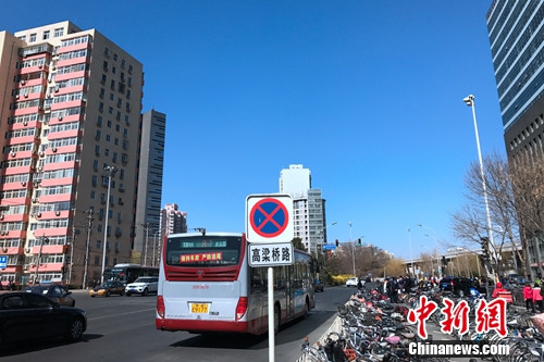 北京西直門大街附近的公交車站。<a target='_blank' href='http://www.chinanews.com/' >中新網(wǎng)</a> 種卿 攝