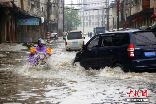  資料圖：5月14日夜間至15日清晨，廣西遭暴雨侵襲，柳州市部分路段內(nèi)澇嚴(yán)重。朱柳融 攝