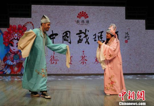 兩位外籍人士穿上戲服現(xiàn)場演繹了一段。　孫權(quán) 攝