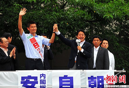 圖為日本首相安倍晉三當(dāng)天在東京的中野車站為自民黨的候選人站臺(tái)拉票。 <a target='_blank' href='http://www.chinanews.com/'>中新社</a>記者 王健 攝