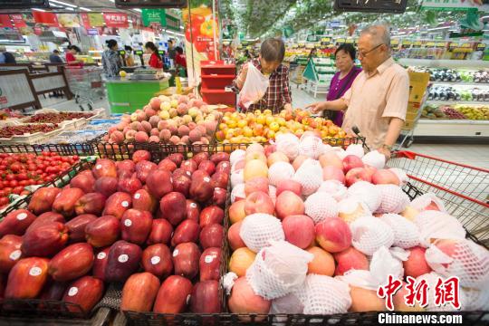 資料圖：山西太原，民眾在超市選購(gòu)水果?！?jiān)?攝