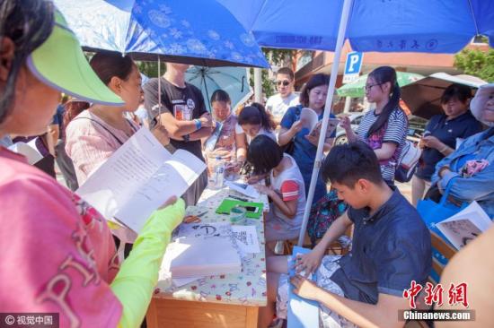 2016年6月27日，長春市，一中考考場外，幾位長春市高考的狀元賣“狀元筆記”，50元一本，受到很多家長的追捧。圖片來源：視覺中國