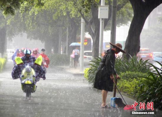 6月16日，廣西柳州市遭暴雨侵襲，一名清潔工在雨中掃地。據(jù)氣象部門發(fā)布信息稱，16日7時前24小時，廣西共計出現(xiàn)75站大暴雨、403站暴雨、562站大雨，強降雨天氣“唱主角”。日前，廣西氣象部門已啟動重大氣象災(zāi)害(暴雨)Ⅲ級應(yīng)急響應(yīng)。 <a target='_blank' href='http://www.chinanews.com/'>中新社</a>記者 朱柳融 攝