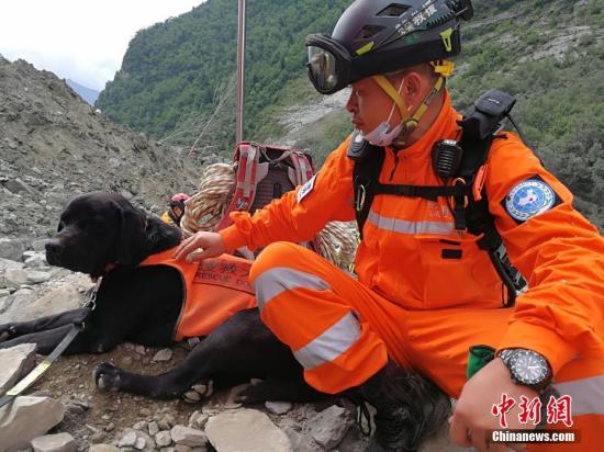 6月26日上午，四川茂縣山體垮塌現(xiàn)場，來自貴州省的貴州眾志救援隊(duì)在搜救。6月24日5時(shí)45分，四川省阿壩藏族羌族自治州茂縣疊溪鎮(zhèn)新磨村新村組富貴山山體突發(fā)高位垮塌。事發(fā)當(dāng)天，貴州眾志救援隊(duì)受貴州省應(yīng)急辦委派，奔赴四川參與救援。<a target='_blank' href='http://www.chinanews.com/'>中新社</a>發(fā) 田一凡 攝