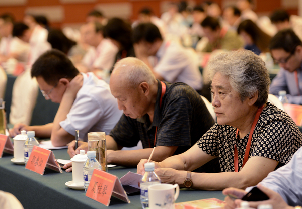 中國國民黨革命委員會(huì)北京市第十三次代表大會(huì)閉幕會(huì)上，黨員認(rèn)真聽會(huì)。26