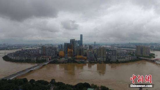 7月3日，因受連日暴雨影響，廣西柳江河柳州段出現(xiàn)超警戒水位。洪水導致沿江低洼地帶被淹，柳州呈現(xiàn)洪水圍城的情景，城市在洪水中如同孤島。當天4時50分許，柳江柳州水文站出現(xiàn)85.56米左右的洪峰水位(警戒水位82.5米)。連日來廣西多地遭遇大到暴雨襲擊，強降雨造成部分河流超警戒水位。 王以照 攝