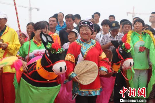 山東日照古村落祭海神祈求風(fēng)調(diào)雨順魚(yú)蝦滿倉(cāng)（圖）