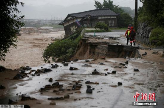 至當(dāng)?shù)貢r間8日，暴雨已造成16人死亡，此外仍有10多人下落不明。