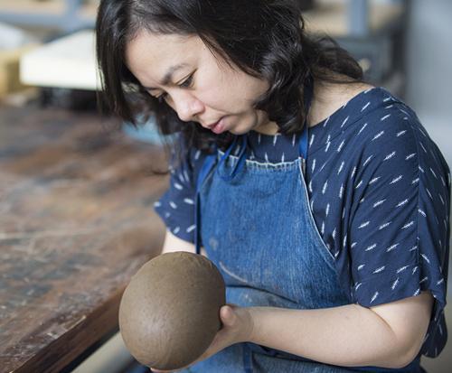 7月6日，來(lái)自臺(tái)灣的藝術(shù)家王怡惠正為自己的作品塑形。