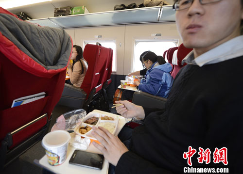 圖為G801次列車一等座席的乘客在品嘗列車提供的餐食。<a target='_blank' href='http://www.chinanews.com/' _fcksavedurl='http://www.chinanews.com/'></table>中新社</a>發(fā) 侯宇 攝