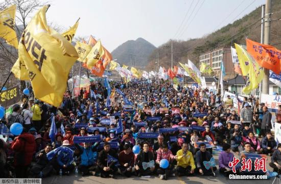 當?shù)貢r間2017年3月18日，韓國星州郡，民眾集會抗議，要求取消部署“薩德”。